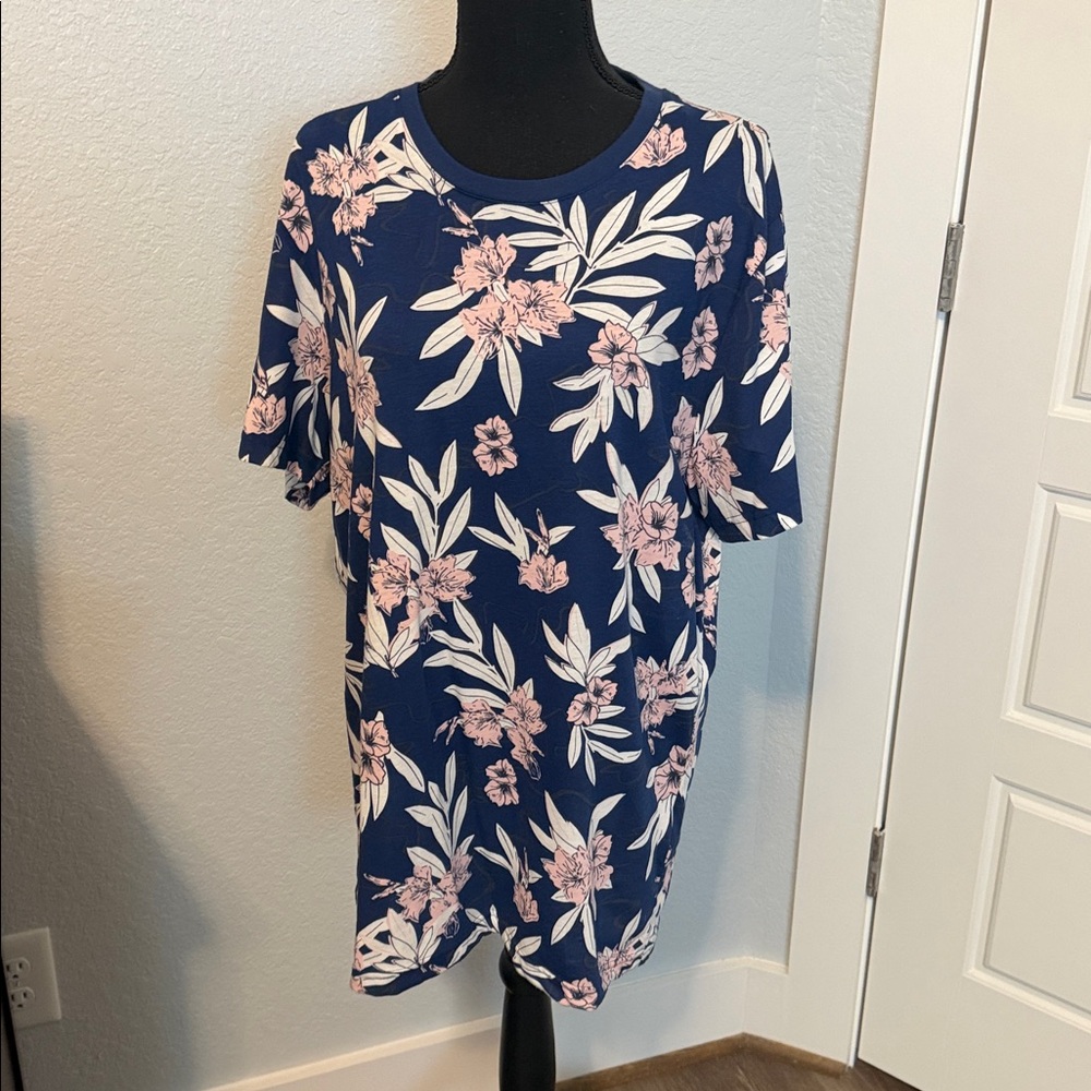 Woman’s sz Lg. American Rag top: new w/ tags: excellent condition!